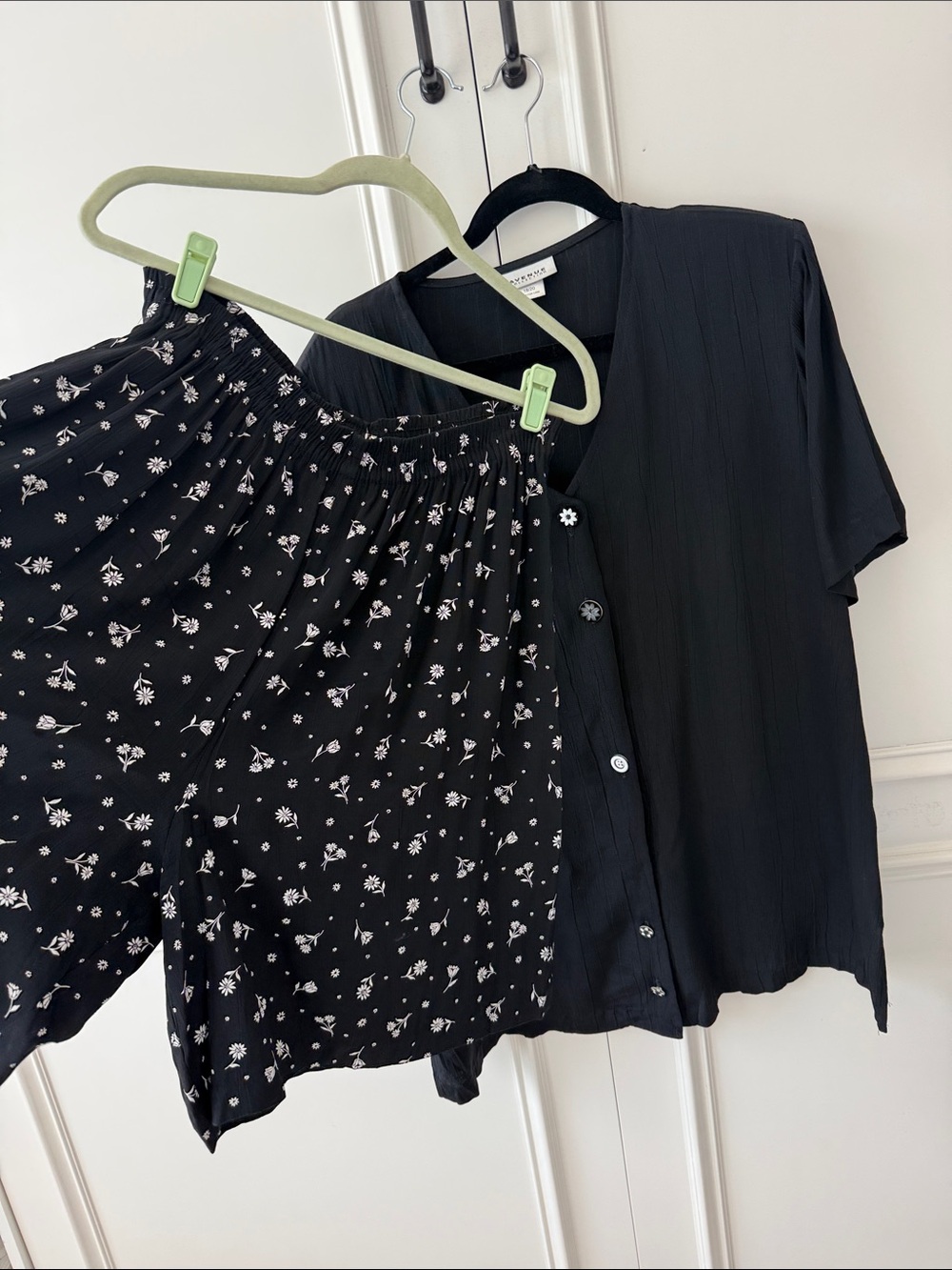 Avenue Black Floral Elastic-Waist Bermuda Shorts w Daisy Buttoned Up Blouse Set